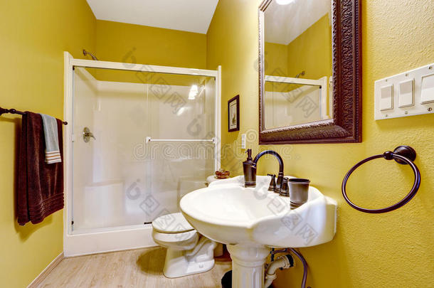 亮黄色带玻璃门淋浴的浴室