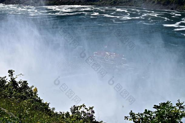 《雾中少女》在尼亚加拉瀑布穿过