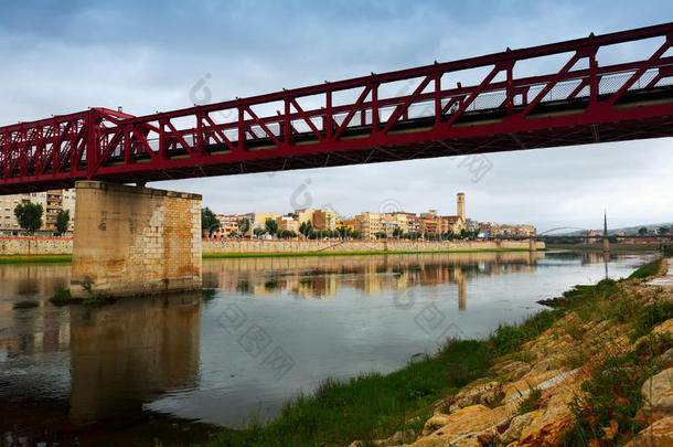 西班牙托尔托萨埃布雷河上的人行天桥