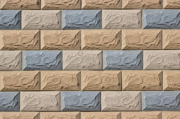 五颜六色的墙上贴着矩形瓷砖