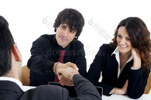 一对年轻夫妇坐在办公桌旁开会