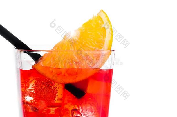在红色鸡尾酒上面放上橘子片，白色背景上加冰块和稻草