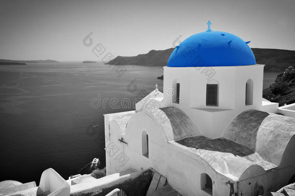 希腊圣托里尼岛上的奥亚镇。蓝色圆顶教堂，黑白相间。