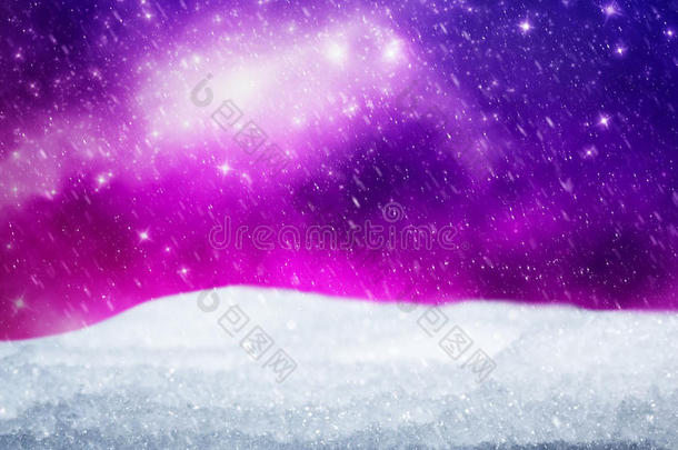 神奇的冬季景观。雪，星星闪耀的天空。