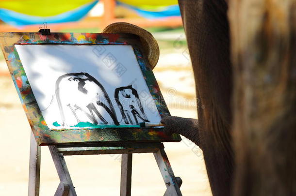 泰国大象在画画