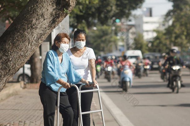 老年妇女戴口罩保护空气污染