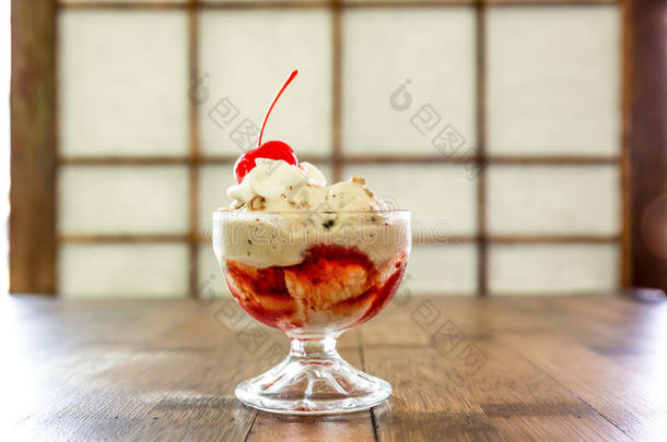 美味的香草冰淇淋圣代配樱桃