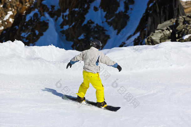 奥地利因斯布鲁克山地滑雪度假村的滑雪者