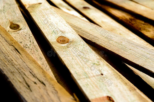 堆放未上漆木桩围栏木材