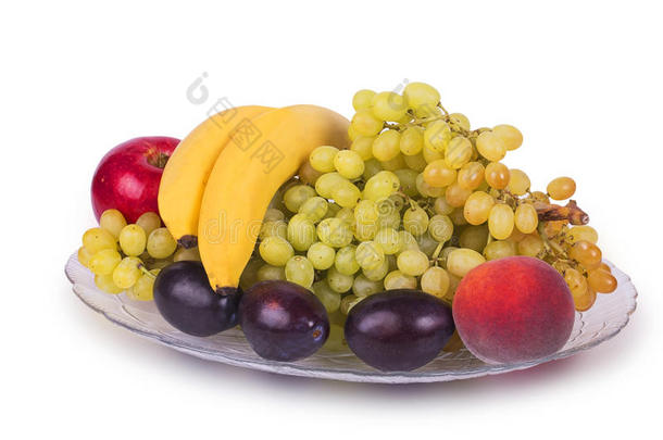 带葡萄、李子、桃子、香蕉和苹果的玻璃盘子