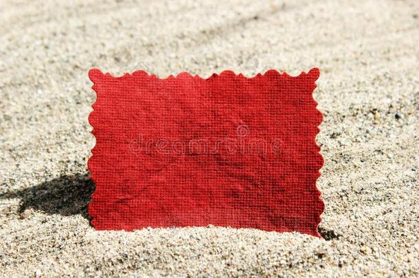 沙子里的空白红色<strong>留言卡</strong>