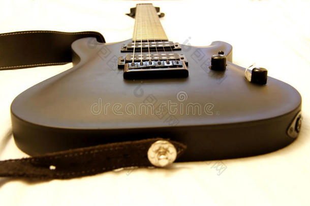 白色背景上隔离的黑色电吉他