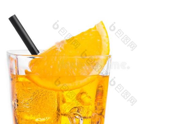 在黄色鸡尾酒上面放上橙色薄片，白色<strong>背景</strong>上有<strong>冰块</strong>和吸管
