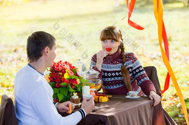 美丽的年轻夫妇在秋天公园野餐。快乐的家庭户外活<strong>动</strong>。微笑的<strong>男女</strong>在公园里放松。关系。
