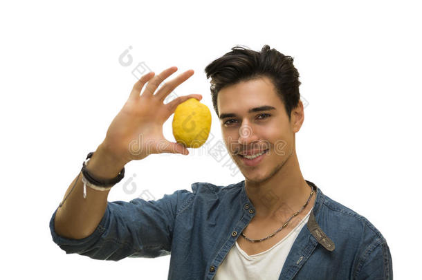 微笑的年轻人手里拿着新鲜的黄色柠檬汁