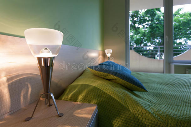 绿色卧室，带现代灯具