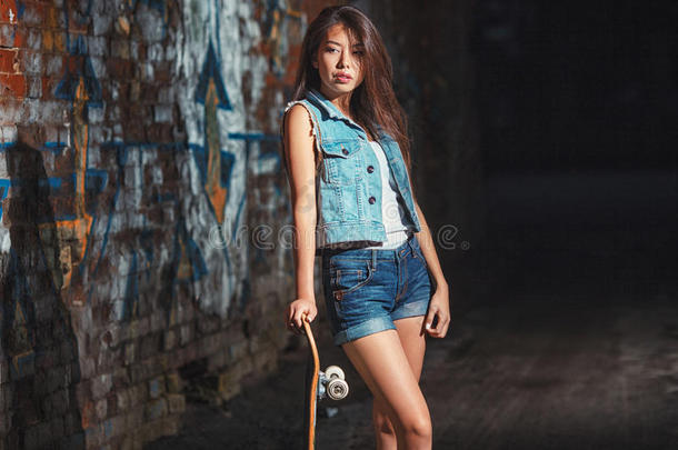 带滑板的少女，都市生活方式。