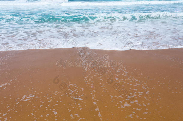美丽的地中海海水拍打着岸边