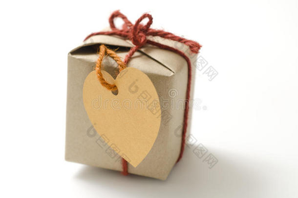 带礼品盒的心形标签