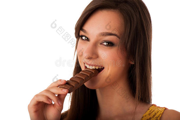 年轻漂<strong>亮</strong>的<strong>白</strong>人女人在吃巧克力