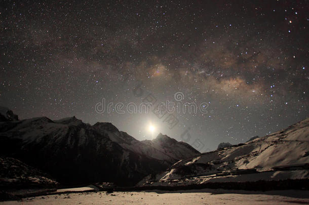 夜空和星星从塔波什山后面经过，乔拉茨，马切莫村。尼泊尔