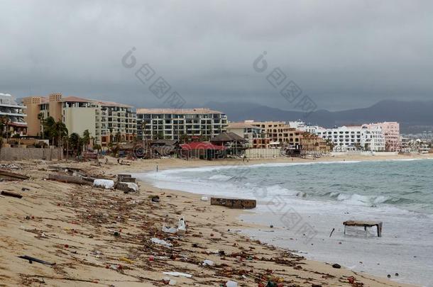 受到飓风奥迪勒·梅达诺海滩前沿的破坏