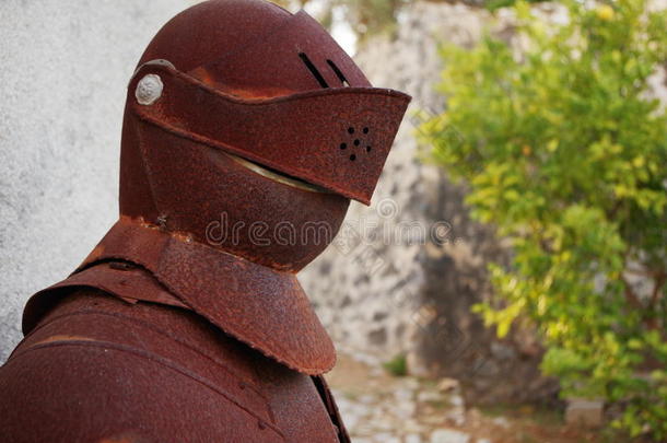 陈旧生锈的中世纪骑士盔甲
