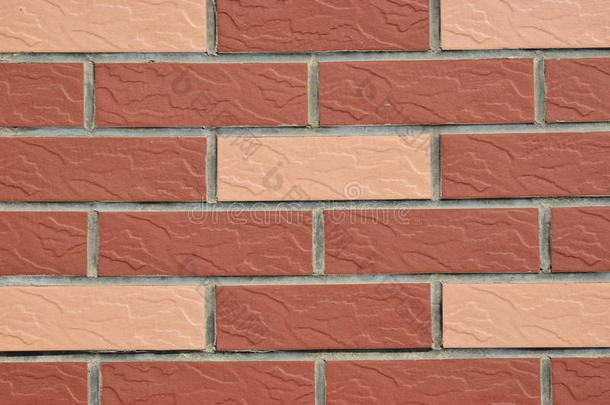 红砖和粉砖砌成的墙