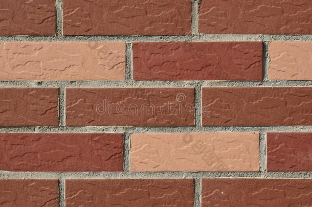 红砖和粉砖砌成的墙