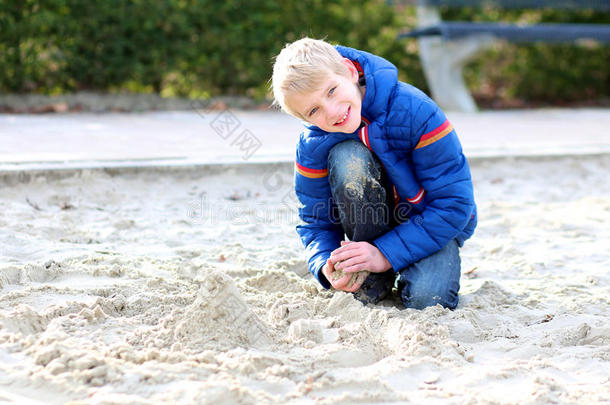 小学生在校园里玩沙子
