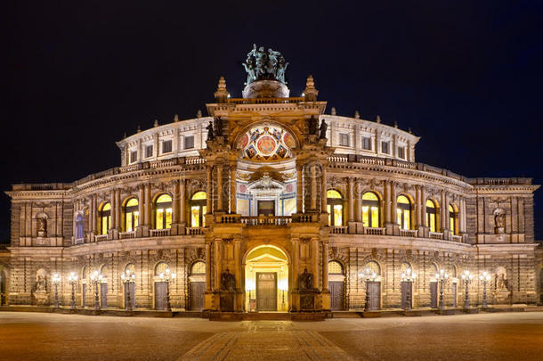 德累斯顿semper歌剧院（semperoper）夜间