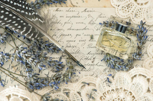 复古墨水笔，香水，薰衣草花和旧情书