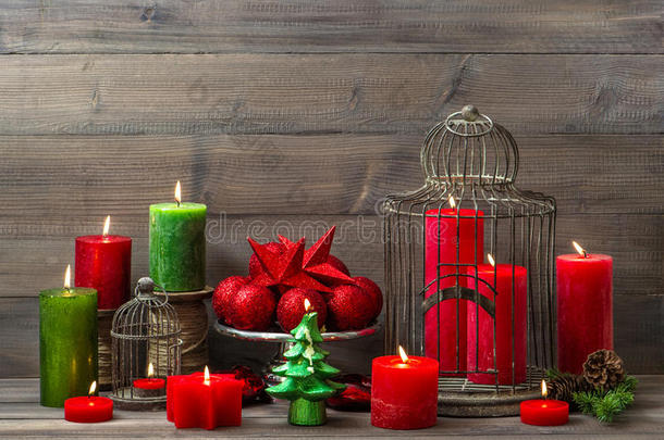用燃烧的蜡烛装饰圣诞。怀旧家居内饰