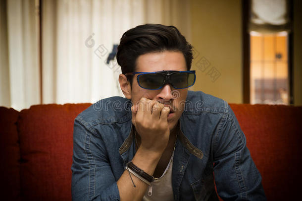 戴着3d眼镜的男人坐着看视频