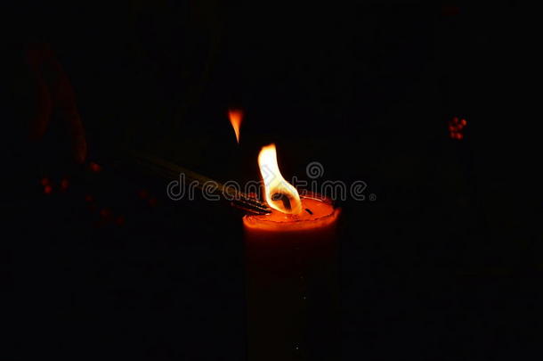 在黑暗中用蜡烛点燃圣火