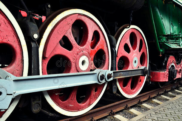 老式蒸汽火车头的车轮细节