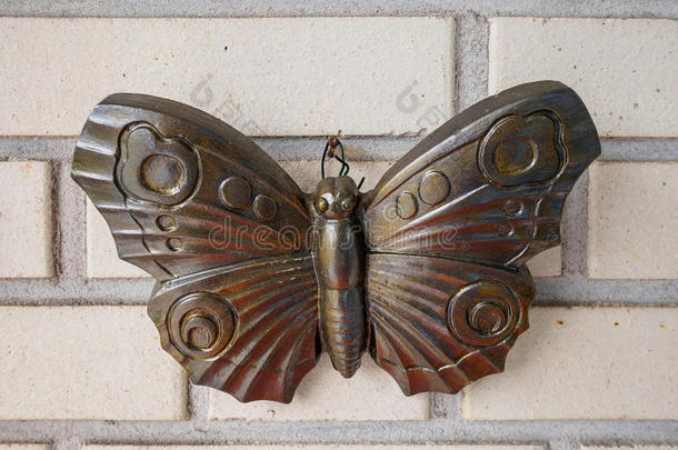 墙上的青铜蝴蝶