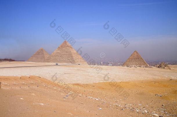 埃及金字塔在沙尘暴期间即将开始拍照