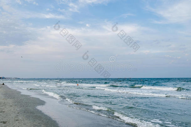 黑海岸边，海边有沙，有水，有天