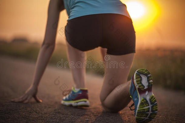 短跑运动员<strong>起跑姿势</strong>