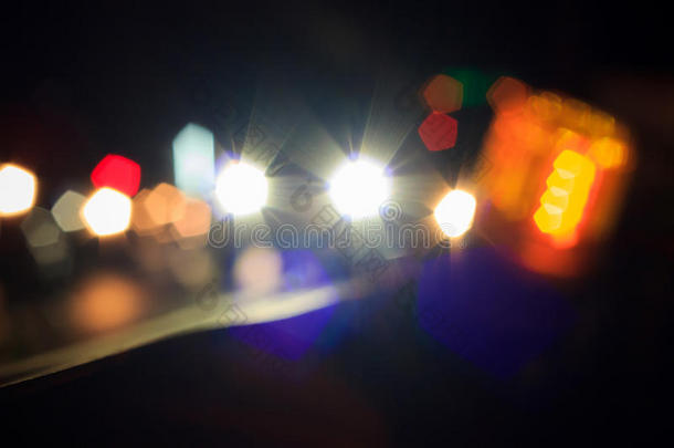 夜晚街道上汽车灯光的模糊。