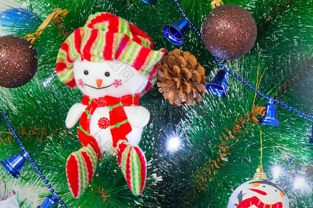 圣诞冷杉树上有趣的雪人形象。