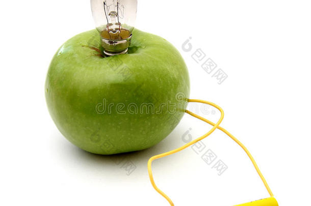 一个绿色的苹果，灯连在电池上