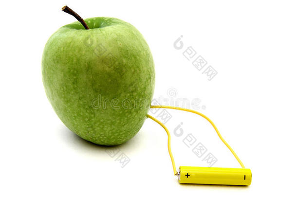 连接到电池上的绿色苹果
