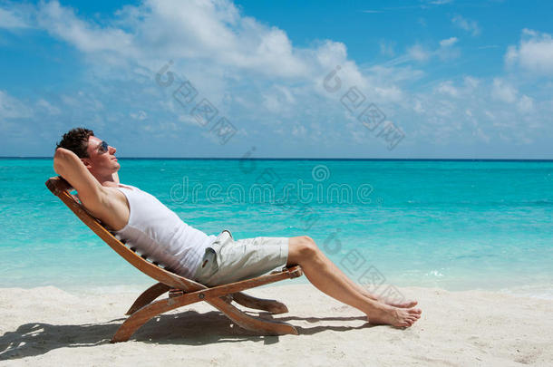在海边海滩上晒太阳的男人
