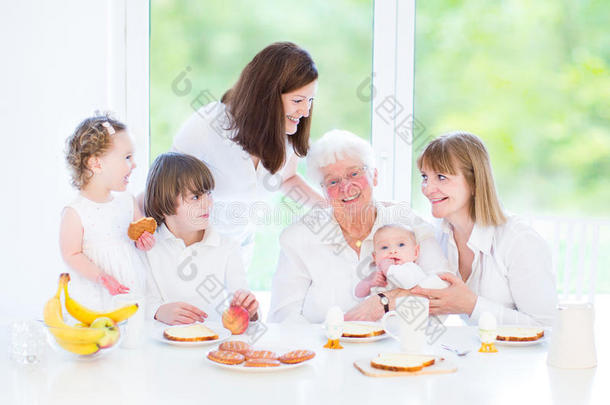 快乐的祖母和<strong>家人一起</strong>吃早餐