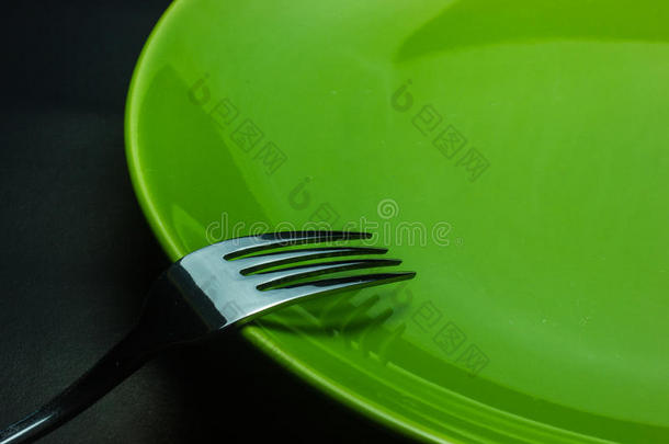 银叉子和勺子作为盘子上的餐具