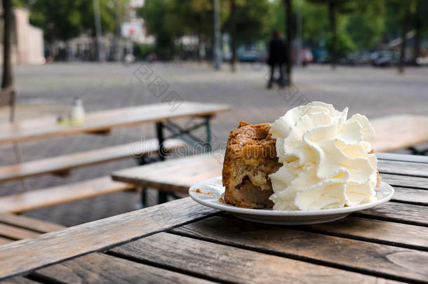 阿姆斯特丹一家咖啡馆里的奶油苹果派