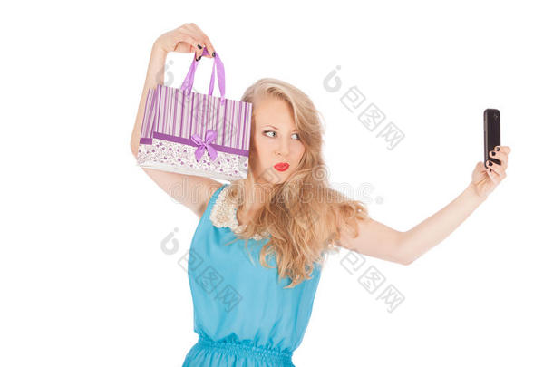 美女拎着购物袋拿着手机自拍