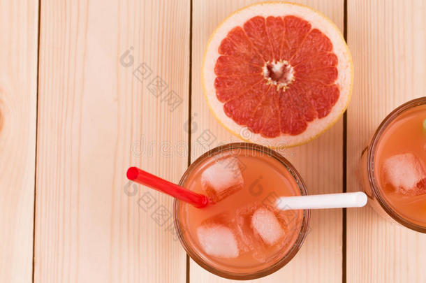 葡萄柚汁和成熟的柚子